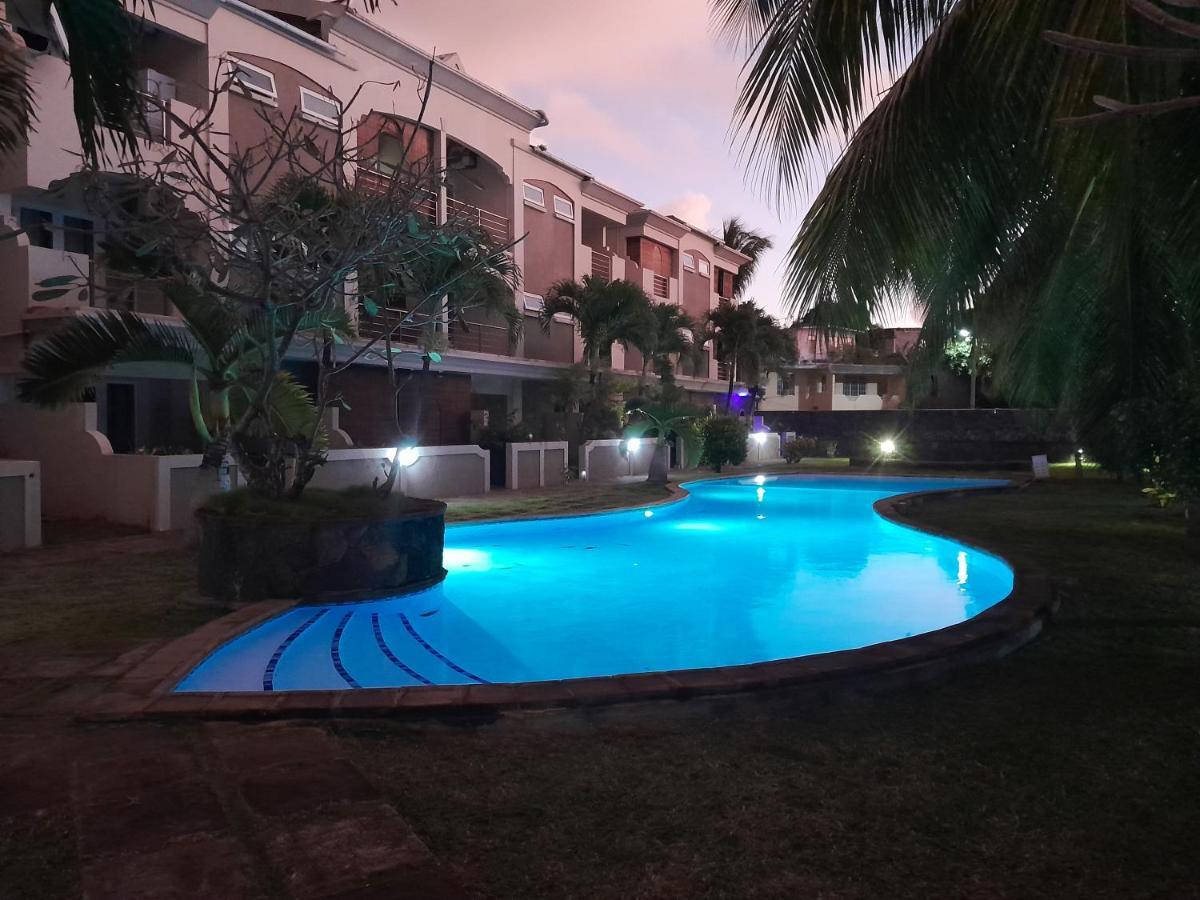 Apartment Lovely 4 Bed Townhouse With Common Swimming Pool *