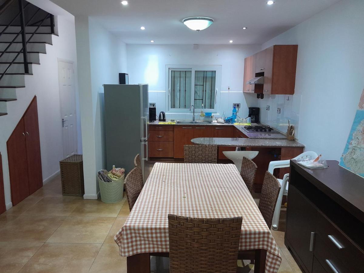 Apartment Lovely 4 Bed Townhouse With Common Swimming Pool *